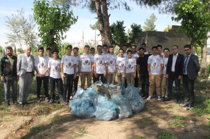 İHL öğrencileri ilçedeki mezarlıkları temizledi