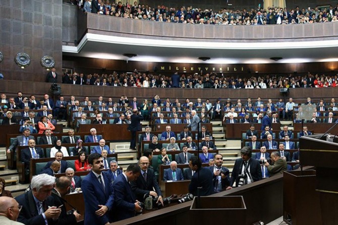 AK Parti'de 22 isim yeniden aday olmadı