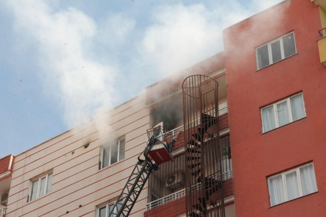 Mutfak tüpünden çıkan yangın paniğe neden oldu