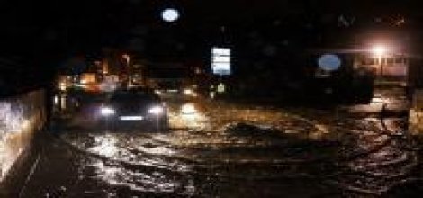 İstanbul'da yağmur sele dönüştü