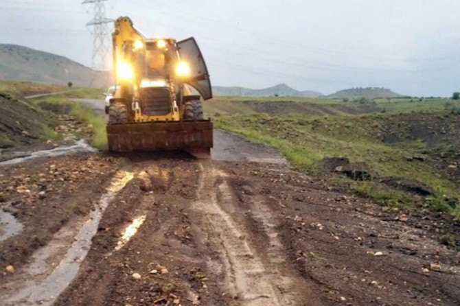 Batman'da yoğun yağış nedeniyle kapanan köy yolları açıldı‏
