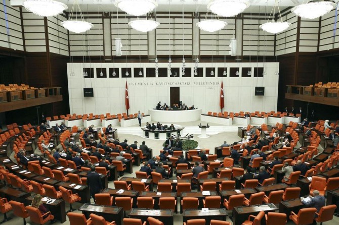 İlahiyat ön lisans mezunları için sınavsız lisans tamamlama hakkı TBMM'den geçti