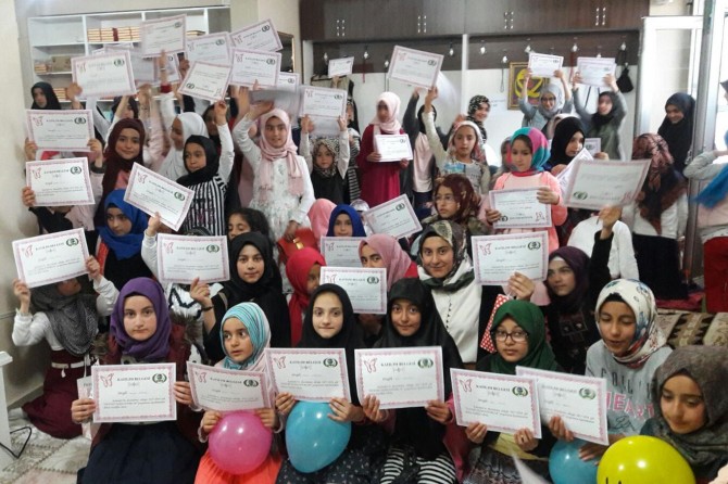 "Dinimi Öğreniyorum" programına katılan çocuklara belgeleri verildi