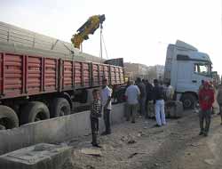 Kaza Yapan TIR Trafiği Felç Etti