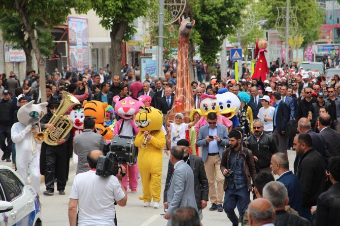 "Akdamar Çocuk ve Gençlik Tiyatroları Şenliği" başladı