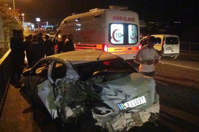 Kullanılamaz hale gelen araçtan yara almadan kurtuldular