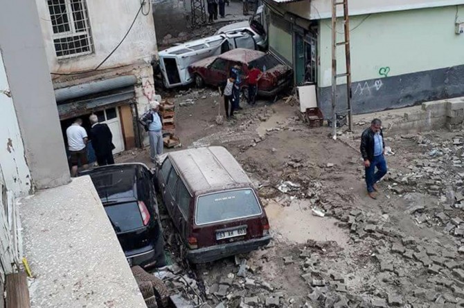 Birecik'te etkili olan yağış sele neden oldu