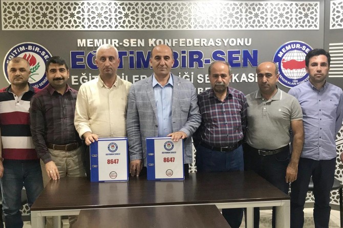 Öğretmenlere performans uygulamasının iptali için imza topladılar