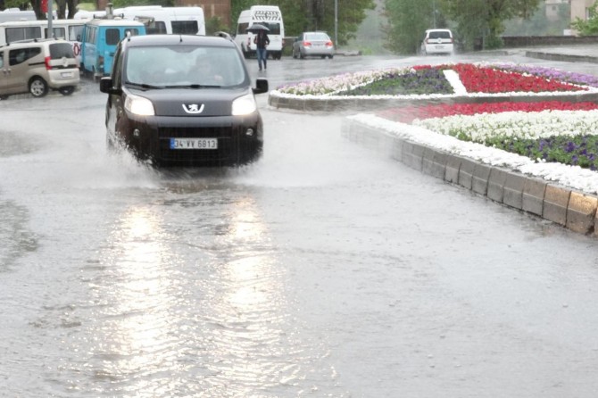 Bitlis şiddetli yağışların etkisine girdi