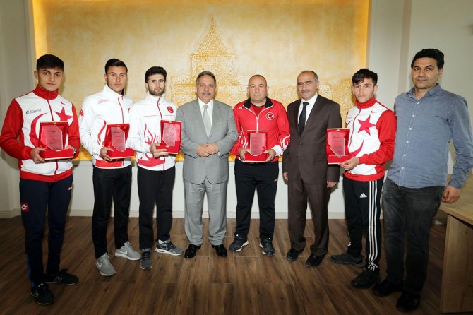 Şampiyonada dereceye giren sporculardan Büyükşehir’e ziyaret