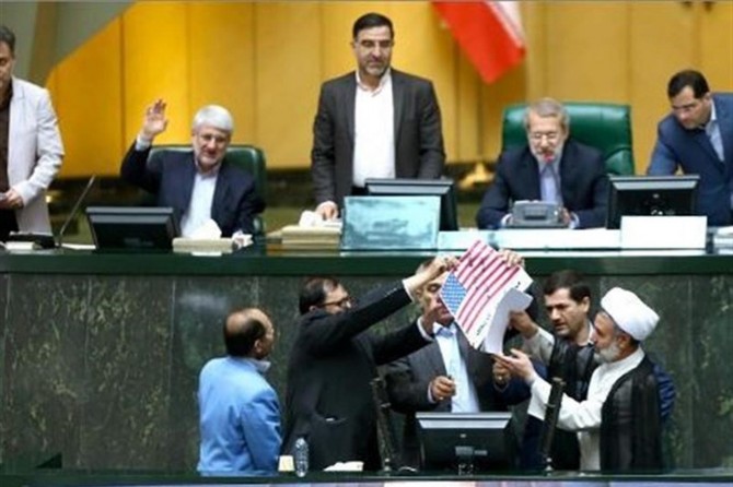 İran Meclisinde ABD bayrağı yakıldı