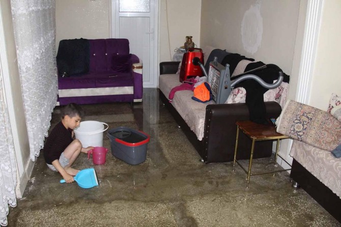 Diyarbakır'da altyapı yetersizliği nedeniyle birçok ev sular altında kaldı