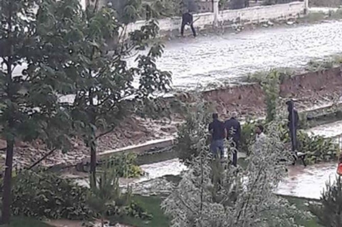 Yağış nedeniyle site duvarı yıkıldı