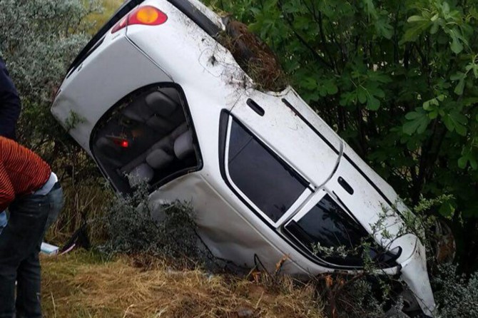 Otomobil şarampole yuvarlandı: 3 yaralı