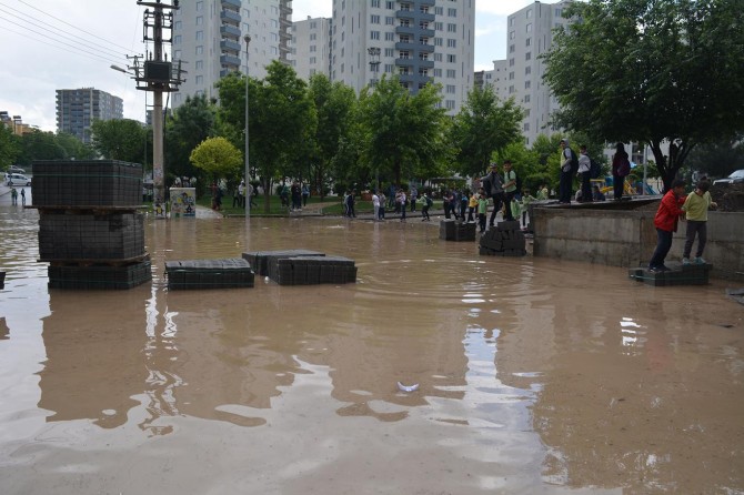 Kısa süreli yağış su gölet oluşturdu