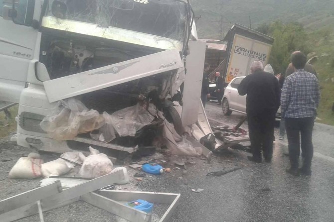 Bitlis'te iki TIR çarpıştı: Bir yaralı