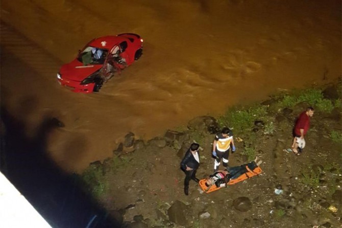 Diyarbakır'da oOtomobil dereye uçtu: 2 yaralı