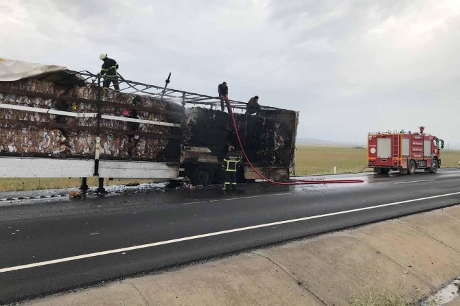 Seyir halindeki TIR alev aldı