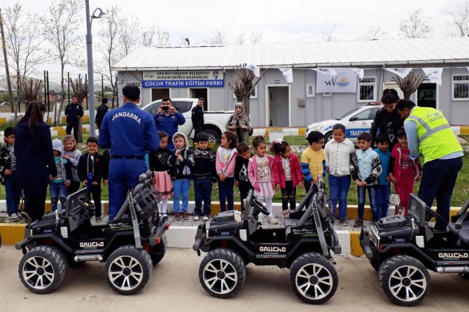 Van Büyükşehir Belediyesinden çocuklara trafik eğitimi