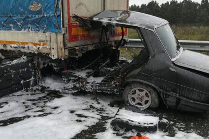 TIR'ın altında kalan araçtan sağ çıktı