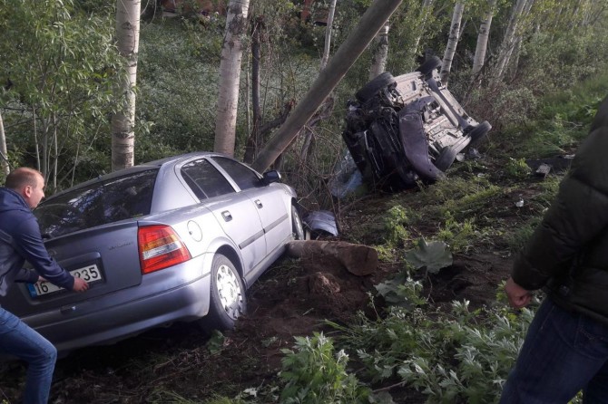 Çocuklara çarpmamak için manevra yapan araçlar kaza yaptı: 8 yaralı