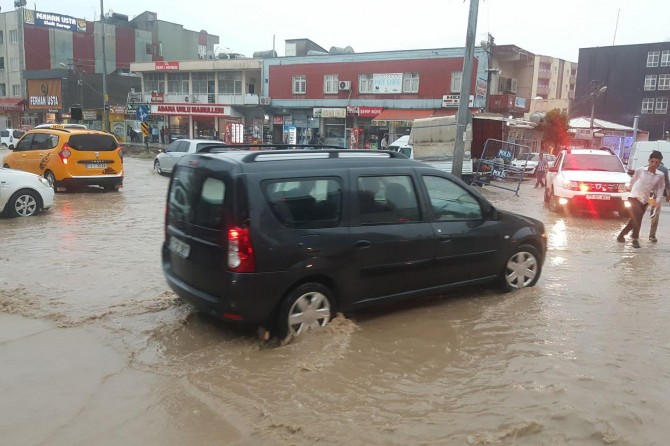 Sağanak yağış hayatı olumsuz etkiledi