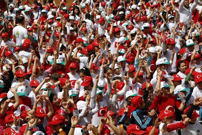 Binlerce öğrenci sağlıklı yaşam için yürüdü