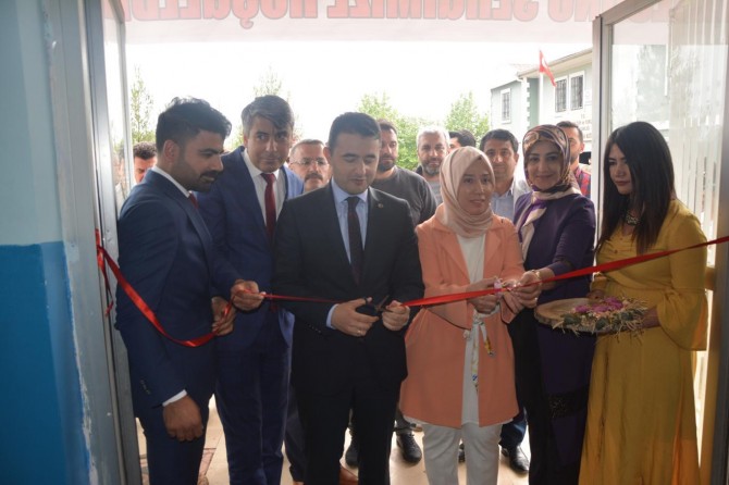 Kozluk Halk Eğitim Merkezi yılsonu sergisi açtı