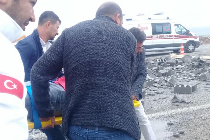 Briket yüklü kamyonet kaza yaptı: biri ağır 2 yaralı