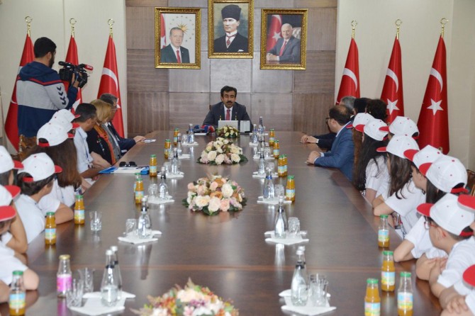 Çanakkaleli öğrencilerden Diyarbakır Valisine ziyaret