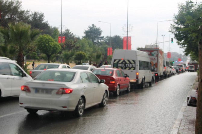 Adıyaman’da sağanak yağış yolların kapanmasına neden oldu