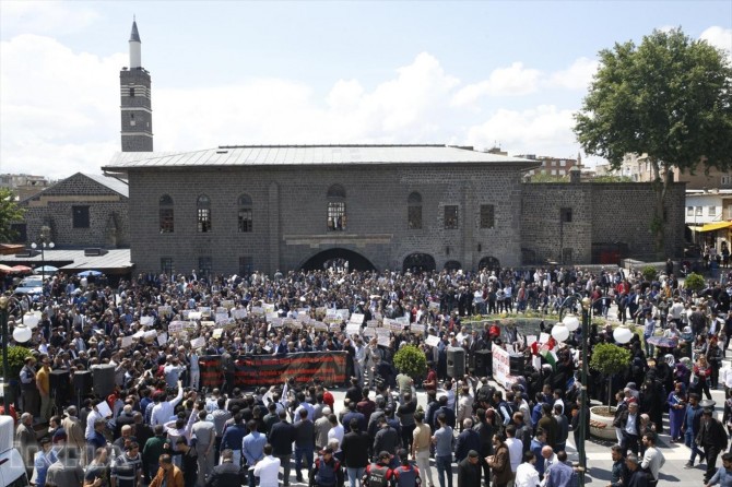 The arrogant manifesto in France was cursed