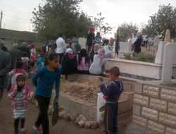 Yağmura Rağmen Mezarlıklar Doldu