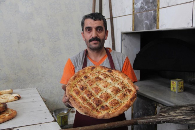Ramazan pidesi iftar sofralarını bekliyor