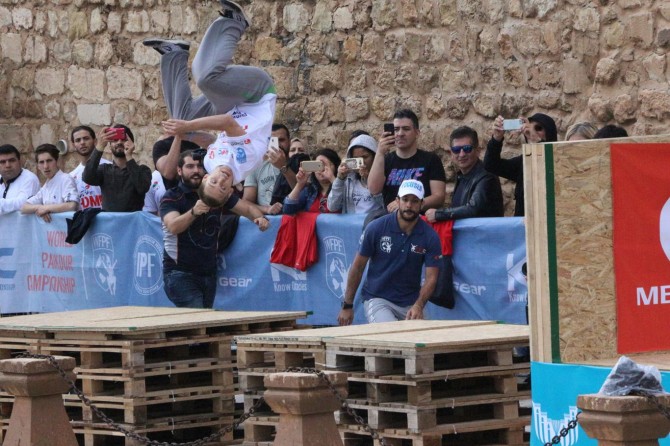 ​Tarihi yapılar akrobatik gösterilere sahne oldu