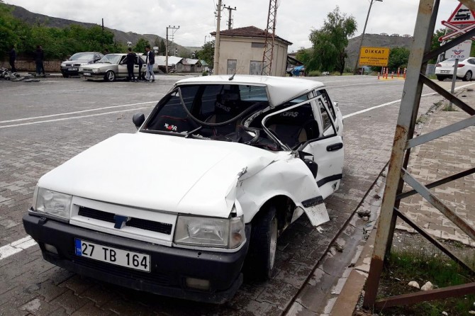 Elâzığ Palu'da tren otomobile çarptı: 2 yaralı