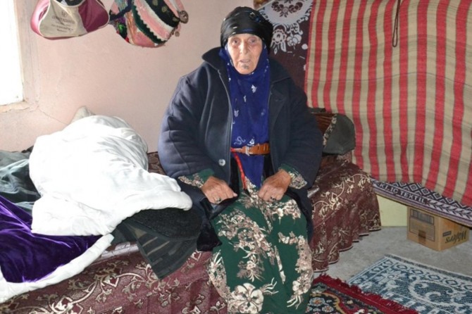 Yalnız başına yaşayan yaşlı kadın yardım bekliyor