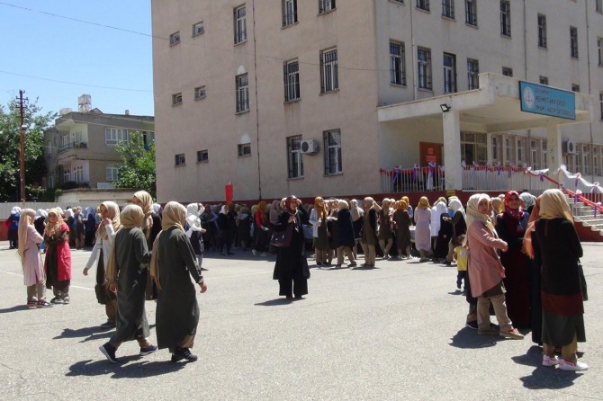 Öğrenciler resim sergisinde depremzedeleri unutmadı