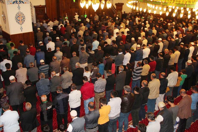 Teravih namazı erkek ve kadınlar için sünnet-i müekkededir