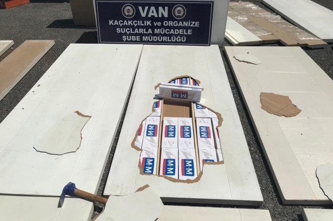 Panel kapı içine zulalanmış 5 bin 500 paket kaçak sigara ele geçirildi