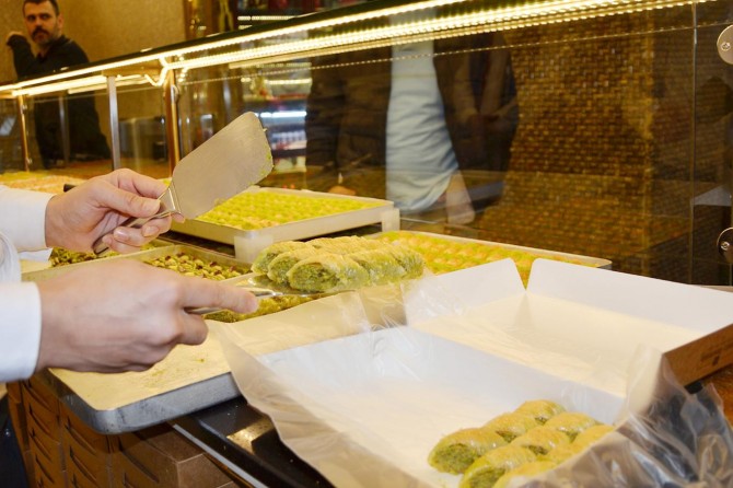 Fıstık depolayan karaborsacılara tepki