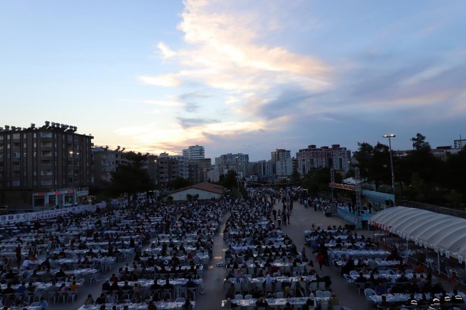 Binlerce kişi birlikte iftar açtı