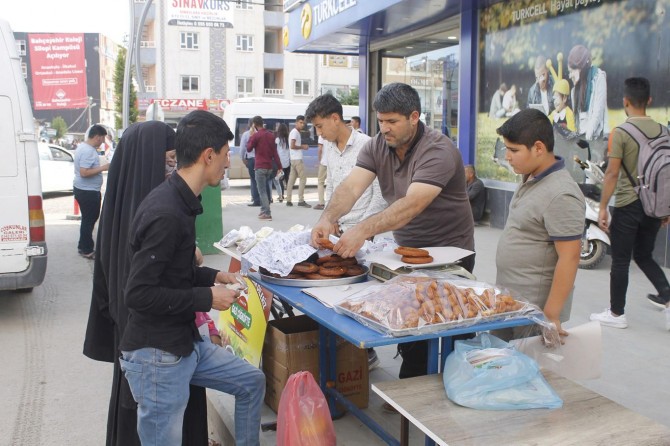 Çiğköfte ve tatlı tezgâhlardaki yerini aldı