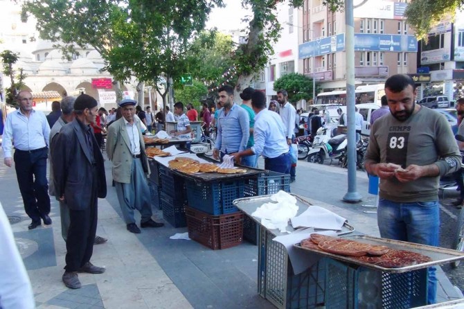 Çarşılar Ramazan'ın bereketiyle şenlendi