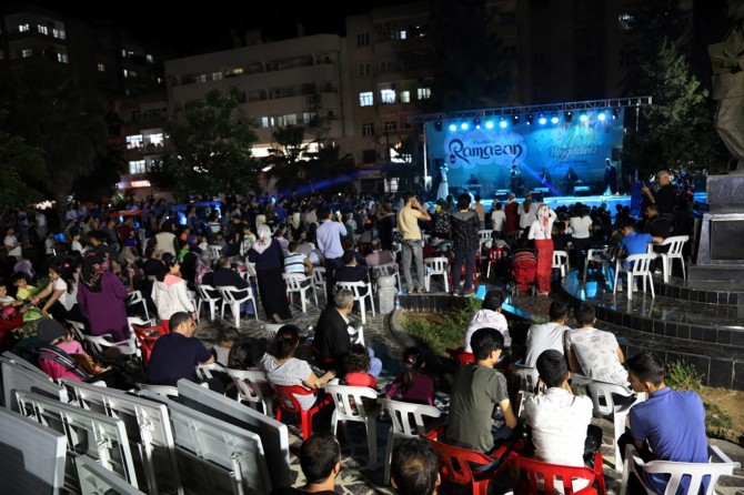 İftar sonrası semazenler eşliğinde ilahiler seslendirildi