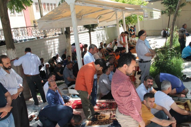 Ramazan’ın ilk cumasında camiler doldu taştı