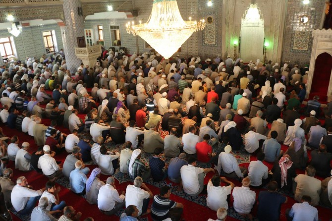 Şanlıurfalılar Ramazan’ın ilk Cuma namazını kıldılar