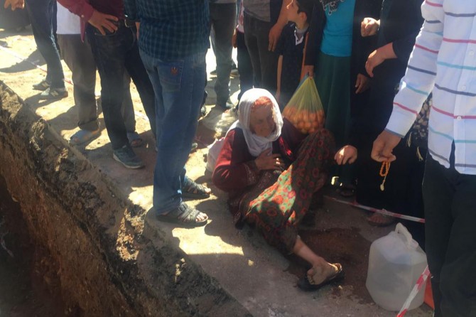 Doğalgaz için kazılan çukura düşen kadın yaralandı
