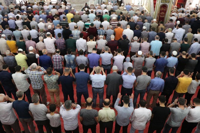 Müslümanlar ümmet şuuruyla hareket etmeli