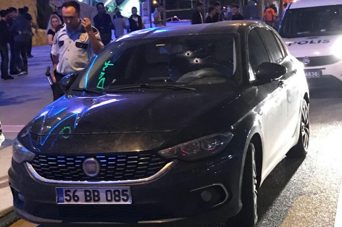 Park halindeki araca silah sıkıldı